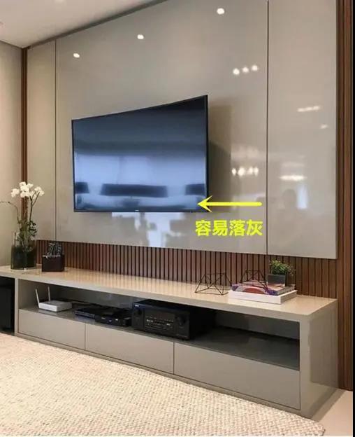 新一代電視墻應(yīng)該這樣裝，打個(gè)柜子裝電視，邊角不留縫越看越大氣